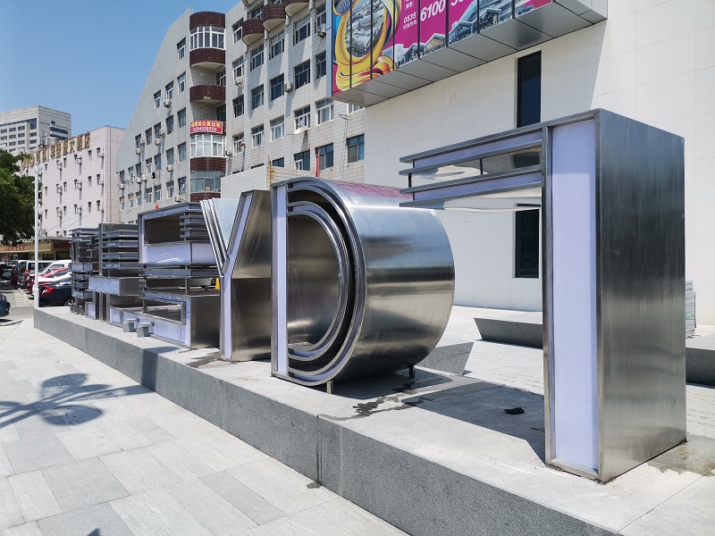 烟台亚东柒 号文创园 大型316不锈钢字体发光标志景观