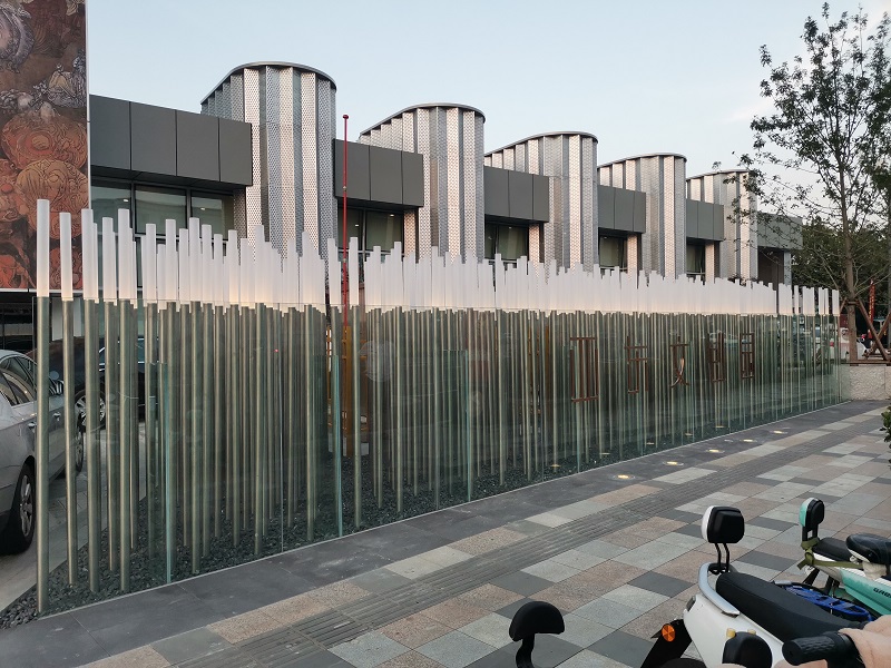 烟台亚东柒 号文创园 316不锈钢发光灯柱景观